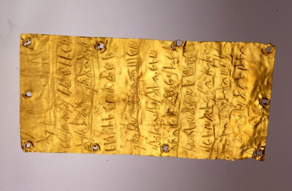 Lámina de oro con inscripciones